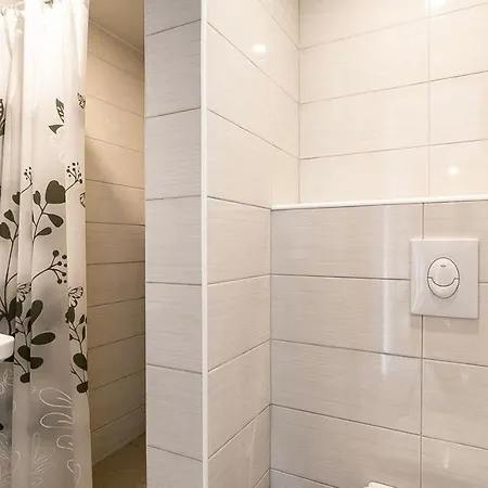 Aisa Near The Apartament Parnawa